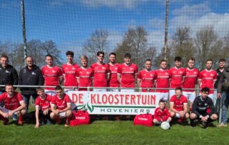 De Kloostertuin Hoveniers sponsort nieuw tenue voor eerste elftal
