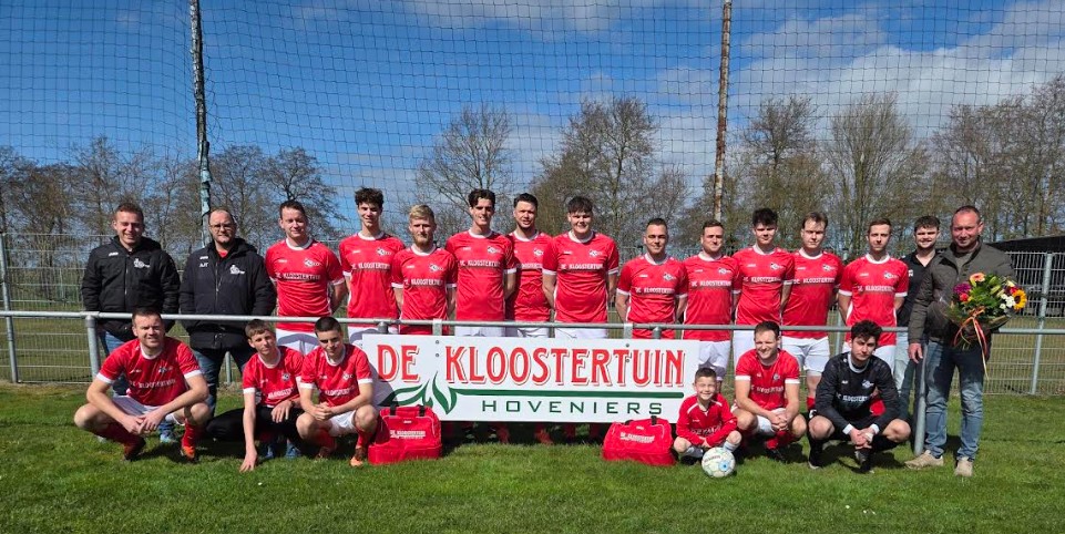 De Kloostertuin Hoveniers sponsoren nieuw tenue voor eerste elftal